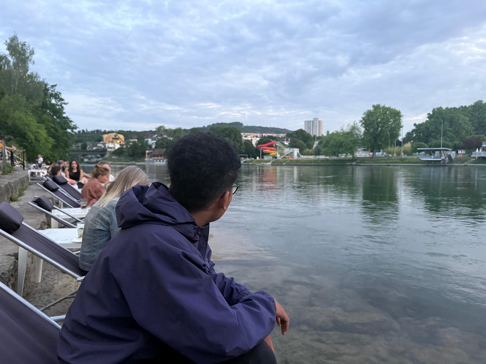 Evening beer by the Aare, deck chairs at the water's edge